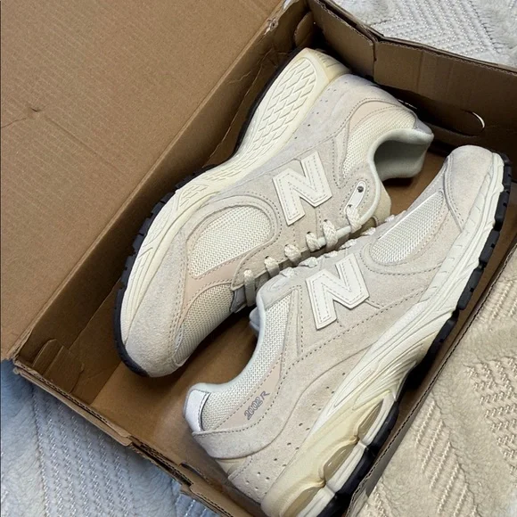 New Balance Cream 2002R Shoes - Picture 2 of 6